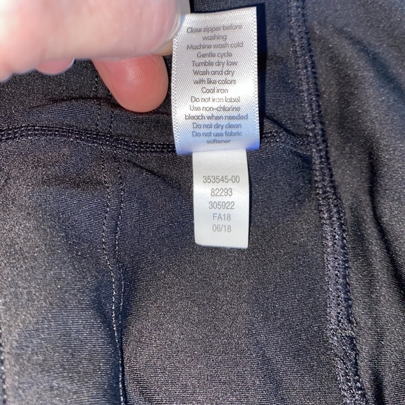 ATHLETA 22” Crop Training/running leggings with night reflective detailing trim. - Picture 12 of 12